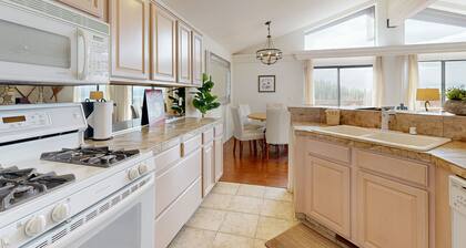 4Story Lakeview Retreat w/ Pool Table, Decks & Designer Vibes in Incline Village