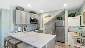 Réfrigérateur, micro-ondes, plaque de cuisson, lave-vaisselle