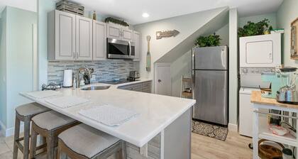 Beach Retreat W/Cabana Service - Steps to Downtown