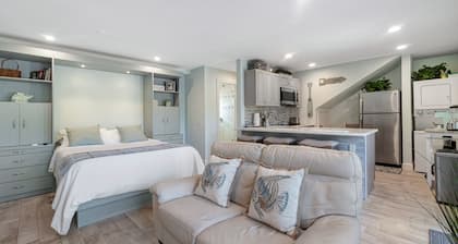 Beach Retreat W/Cabana Service - Steps to Downtown