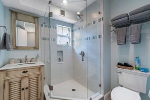 Dusche, Haartrockner, Handtücher, Seife
