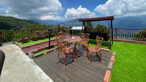 Outdoor dining - Tsing Ching Baiyun Resort (Ren'ai)