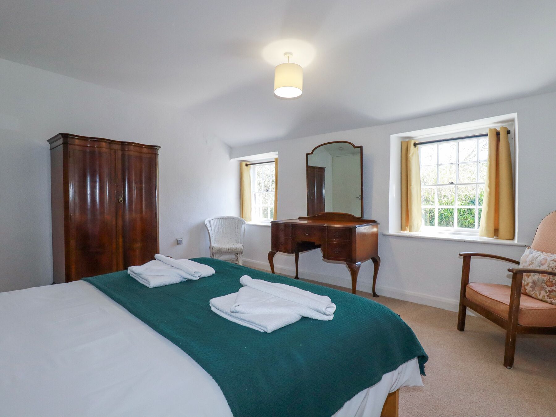 2 Schlafzimmer, individuell dekoriert, individuell eingerichtet