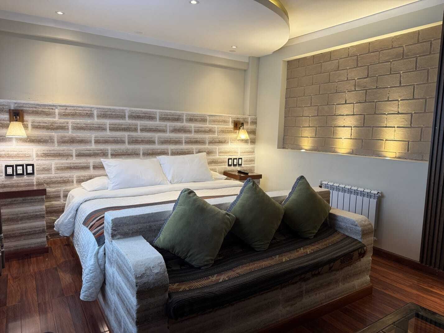 Habitación doble Deluxe, vista a la ciudad | Caja de seguridad en la habitación y escritorio 