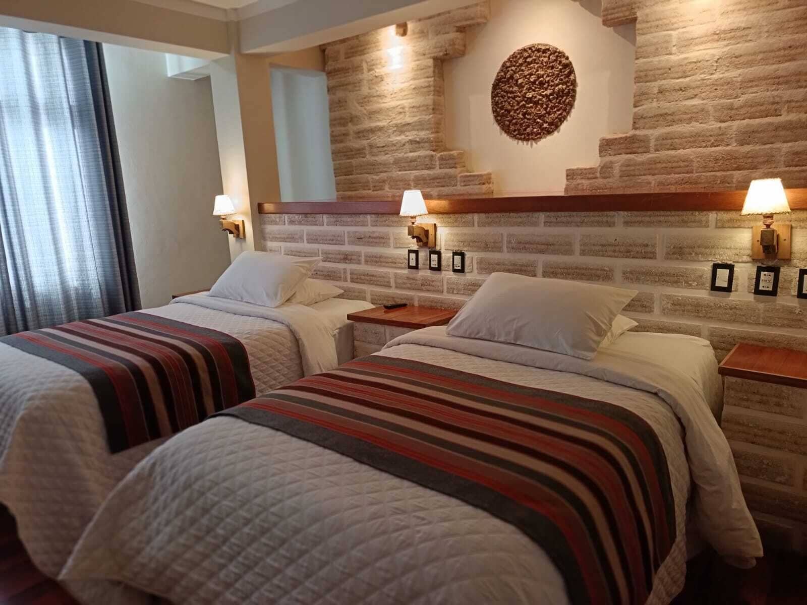 Habitación Deluxe con 2 camas individuales, vista a la ciudad | Caja de seguridad en la habitación y escritorio 