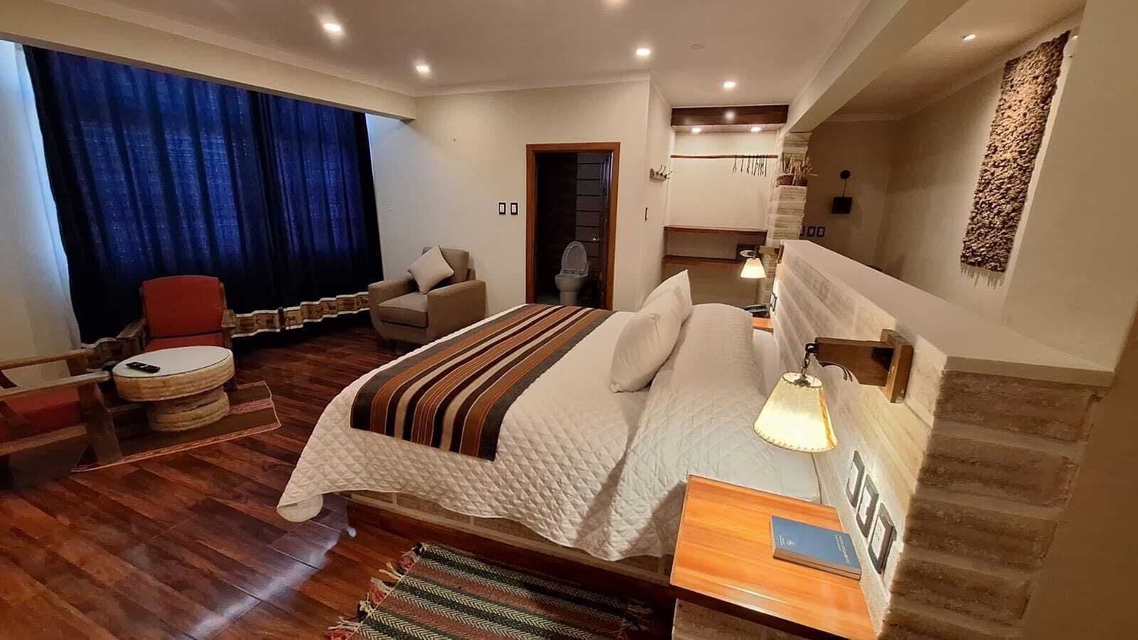 Habitación doble Deluxe, vista a la ciudad | Caja de seguridad en la habitación y escritorio 