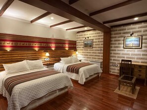 In-room safe, desk, laptop workspace, iron/ironing board - HOTEL DE SAL ATIPAX (Uyuni)
