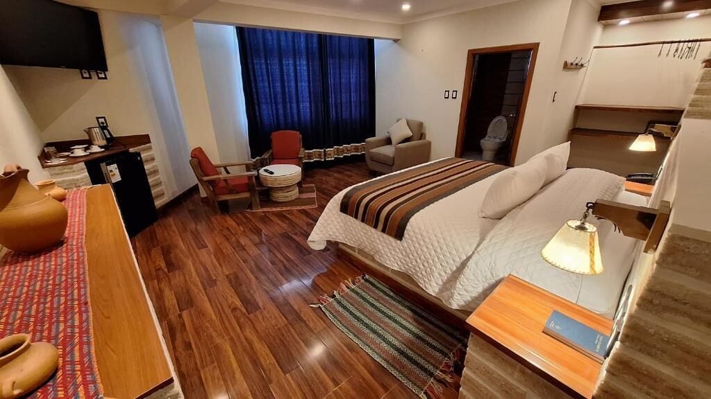 خزنة داخل الغرفة ومكتب ومساحة عمل للكمبيوتر المحمول ومكواة/لوح كي