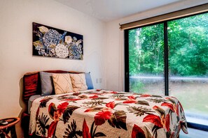 2 bedrooms, Internet, bed sheets - Modern condo with on-site pool, WiFi, and centrally located (Playa Hermosa)