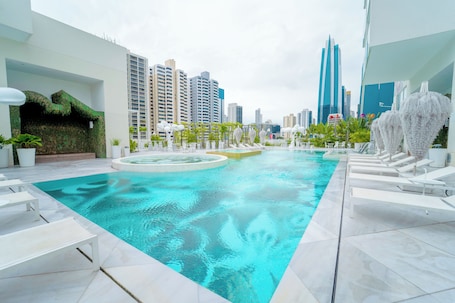 Una piscina al aire libre