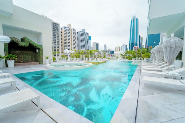 Una piscina al aire libre