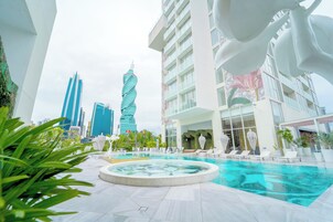 Una piscina al aire libre