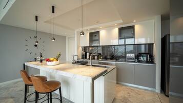 Deluxe Apartment | Private kitchen | Fridge, microwave, oven, stovetop