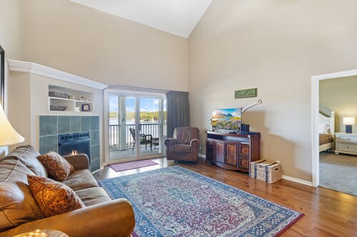 Spacious Lakeview Penthouse with Screened Balcony, Pool, Boat Slip & Lake Access