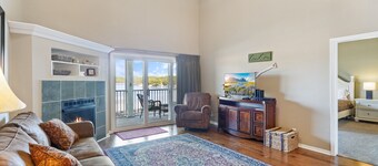 Spacious Lakeview Penthouse with Screened Balcony, Pool, Boat Slip & Lake Access