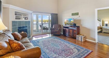 Spacious Lakeview Penthouse with Screened Balcony, Pool, Boat Slip & Lake Access
