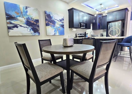 Deluxe Apartment, Executive Level | In-room dining