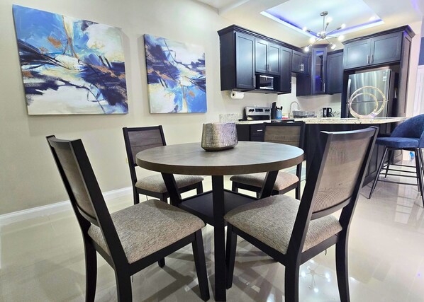 Apartamento luxo, no andar executivo | Opções para refeição no quarto