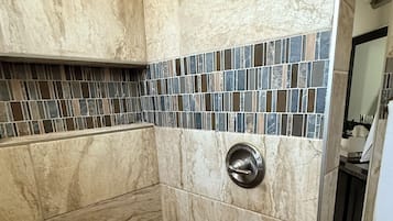 Doccia, asciugacapelli, asciugamani, sapone