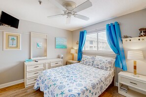 2 bedrooms, Internet, bed sheets, wheelchair access - Beach condo with balcony, pools, & hot tub- near golf & beach (Hilton Head)