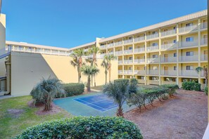 Sports court - Beach condo with balcony, pools, & hot tub- near golf & beach (Hilton Head)