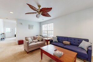 TV - The Reserves of Nassau townhome w/shared pool, W/D & free WIFI (Lewes)
