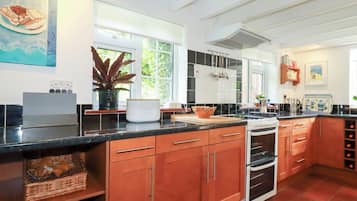 Cottage | Private kitchen | Dishwasher, cookware/dishes/utensils