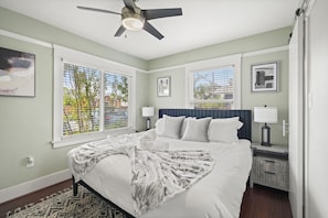 2 Schlafzimmer, Schreibtisch, Bügeleisen/Bügelbrett, Reisekinderbett