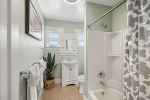 Suihku, hiustenkuivaaja, pyyhkeet, saippua