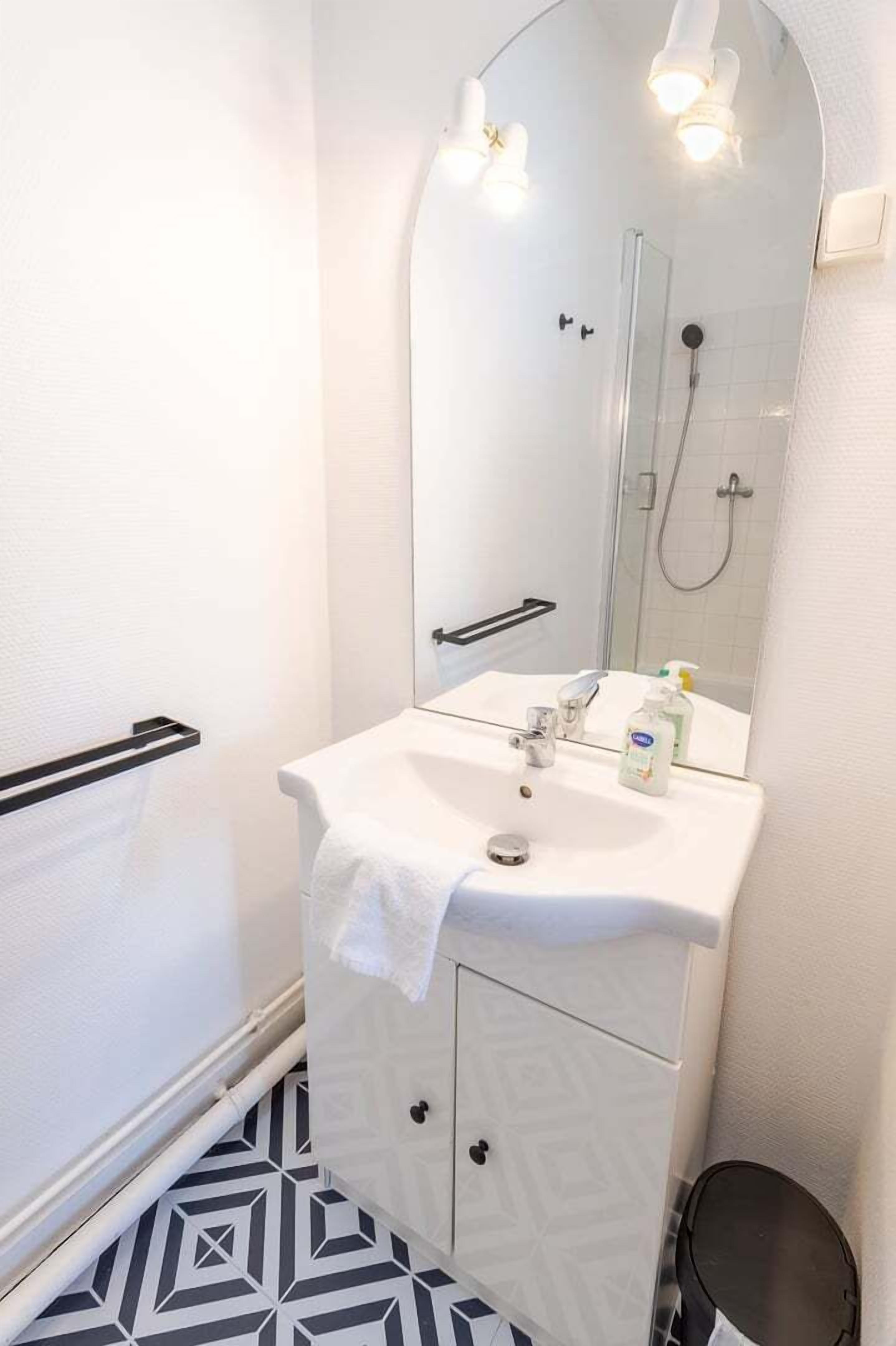 Douche, serviettes fournies