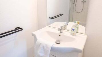 Douche, serviettes fournies