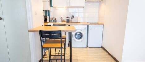 Geladeira, micro-ondas, cooktop, cafeteira/chaleira