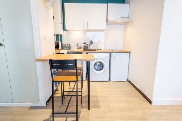 Een koelkast, een microgolfoven, een kookplaat