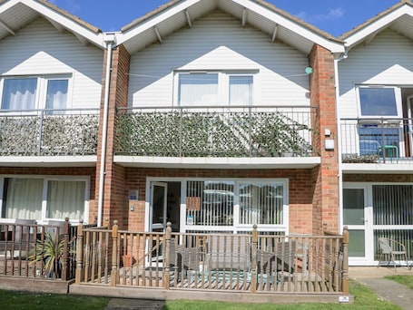 Exterior. 98 Waterside Park