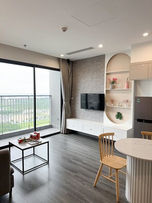 Apartamento de lujo, 2 habitaciones, balcón, vistas a la ciudad | Zona de estar