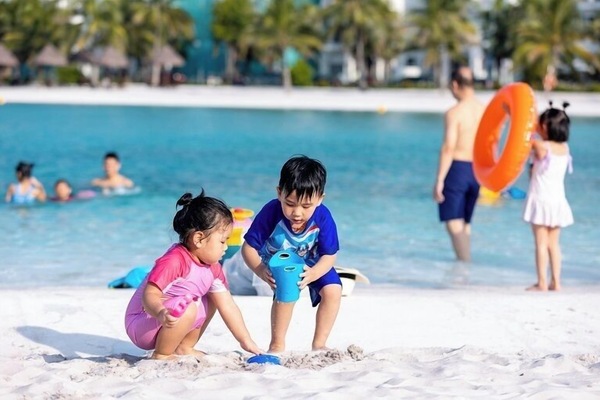Beach nearby, white sand, free beach shuttle, 3 beach bars