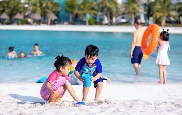 Ubicación a pie de playa y arena blanca