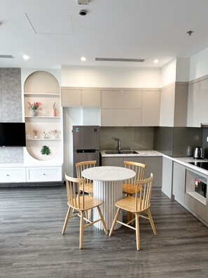 Luxury-Apartment, 2 Schlafzimmer, Balkon, Stadtblick | Eigene Küche | Hochstuhl