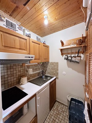 Fridge, oven, stovetop, coffee/tea maker