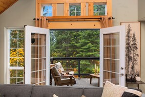 Smart TV - Forest+Mountain Views, Hot Tub, Sauna, EV Charger, Dogs OK, Near Lake Wenatchee (Leavenworth)