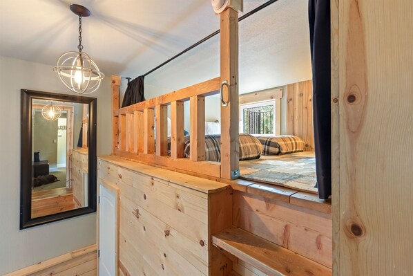 3 chambres, fer et planche à repasser, lit de bébé portatif