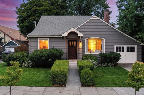 Sophisticated & charming bungalow, EV charger, walk to main street, dogs OK!