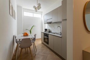 Réfrigérateur, four, plaque de cuisson, cafetière/bouilloire