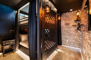 5 bedrooms, iron/ironing board, WiFi, bed sheets