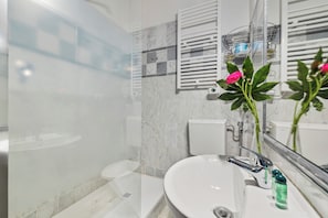 Douche, sĂšche-cheveux, bidet, serviettes fournies
