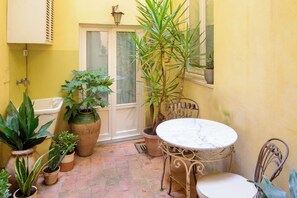 Outdoor dining - Residenza Pinzochere (Firenze)