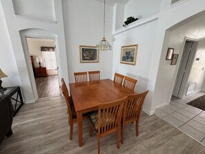 Dining - Lovely 3 Bedroom Villa with Private pool and Lake View (Kissimmee)