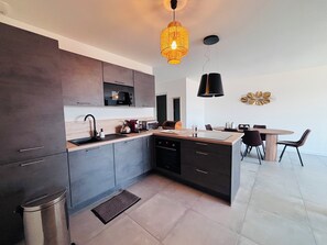 Kühlschrank, Mikrowelle, Ofen, Herdplatte