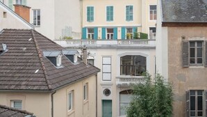A narrow alleyway between buildings with a small courtyard.