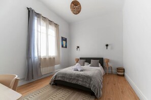 1 habitación, tabla de planchar con plancha, cuna de viaje y wifi 